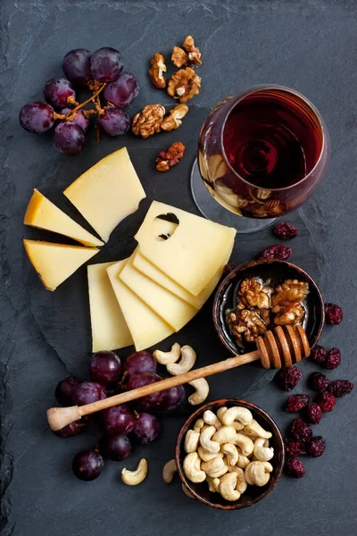 Bicchiere di formaggio, uva e vino — Foto Stock