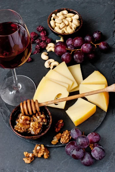 Bicchiere di formaggio, uva e vino — Foto Stock