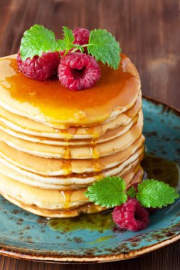 Taze çilek ile altın krep