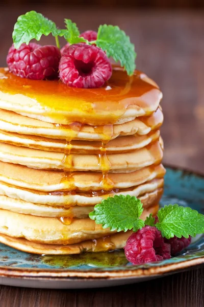 Goldene Pfannkuchen mit frischen Beeren — Stockfoto