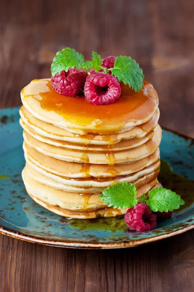 Goldene Pfannkuchen mit frischen Beeren — Stockfoto