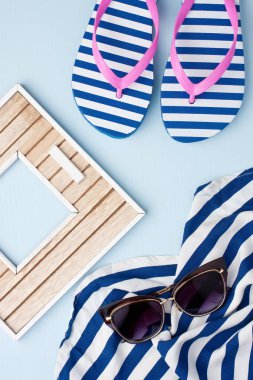Plaj öğeleri ahşap arka plan üzerinde güneş gözlüklü