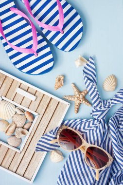 Plaj öğeleri ahşap arka plan üzerinde güneş gözlüklü