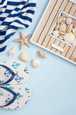 Deniz kabukları ve yaz aksesuarları ile kompozisyon