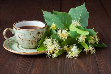 Çay Kupası ve ıhlamur çiçek ile kompozisyon