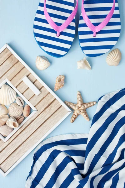 Composição com conchas do mar e acessórios de verão — Fotografia de Stock