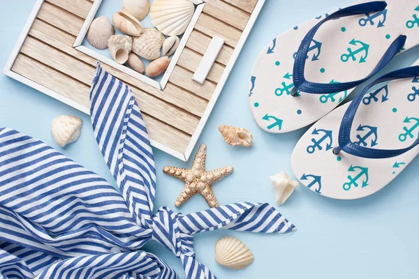 Composition with sea shells and summer accessories — Stock Photo, Image