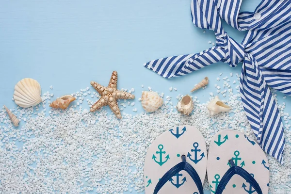 Composición con conchas marinas y accesorios de verano — Foto de Stock