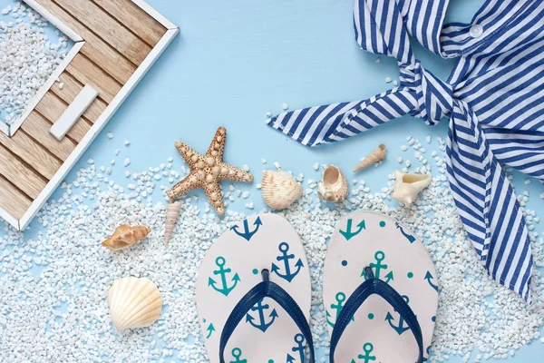 Composición con conchas marinas y accesorios de verano — Foto de Stock