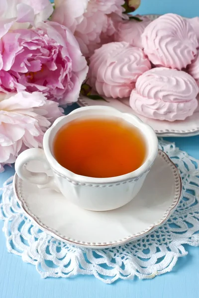 Peonías, taza de té y galletas sobre fondo vintage —  Fotos de Stock