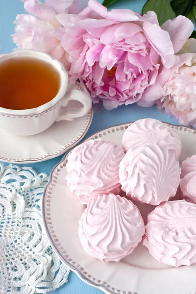 Летняя композиция с чашкой чая и цветами пионов — стоковое фото