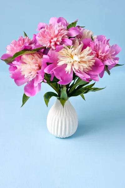 Bodegón con flores de peonías — Foto de Stock