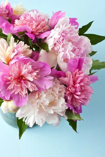 Bodegón con flores de peonías — Foto de Stock