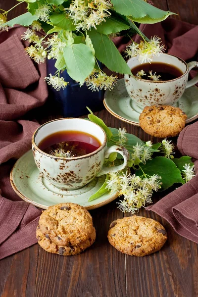 Šálek čaje a soubory cookie v dřevěné pozadí — Stock fotografie