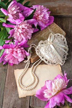 Peonies çiçekler ve dekoratif kalp romantik kompozisyonu