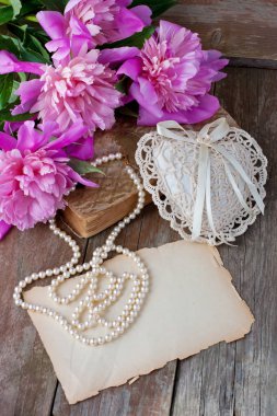 Peonies çiçekler ve dekoratif kalp romantik kompozisyonu