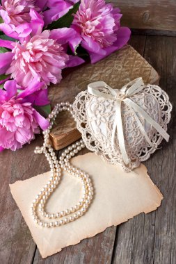 Peonies çiçekler ve dekoratif kalp romantik kompozisyonu