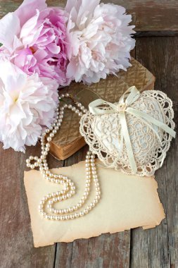 Peonies çiçekler ve dekoratif kalp romantik kompozisyonu