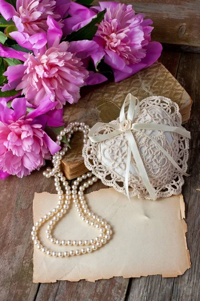 Peonies çiçekler ve dekoratif kalp romantik kompozisyonu