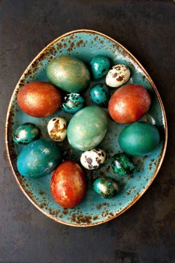 Renkli yumurtalarla dolu Paskalya 