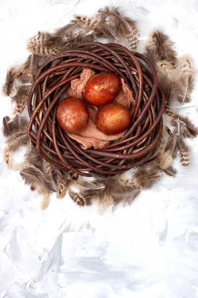 Barevné Velikonoční Vejce Hnízdě Dřevěné Pozadí Prostorem — Stock fotografie
