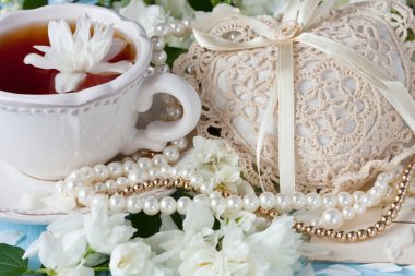 Ahşap arka plan üzerinde Yasemin çiçekleri ile yeşil çay