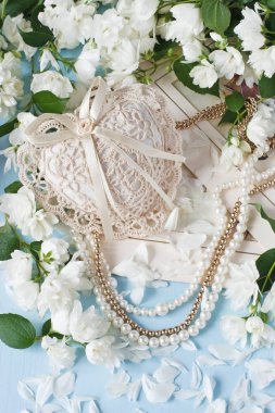 Yasemin çiçekleri ve aksesuarları ile tatil kompozisyon. Mart 8, Sevgililer günü, anneler günü, tema düğün