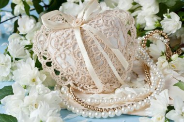  Güzel Yasemin çiçekleri inci neclace ve dekoratif kalp - 8 Mart, Sevgililer günü, anneler günü, düğün Tema 