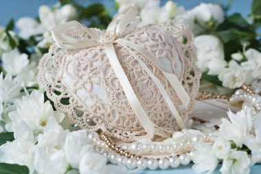 Yasemin çiçekleri ve aksesuarları ile tatil kompozisyon. Mart 8, Sevgililer günü, anneler günü, tema düğün