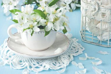 Çay Kupası, Zephyr'i ve elma çiçekleri ile romantik kompozisyon  