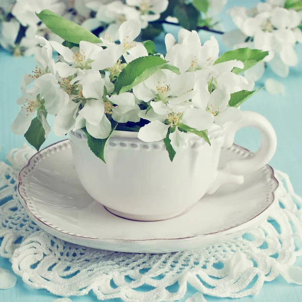 Composição Primavera Com Xícara Chá Flores Maçã Mesa Madeira — Fotografia de Stock