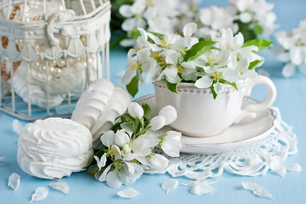 紅茶のカップ ゼファーとリンゴの花とロマンチックな組成 — ストック写真