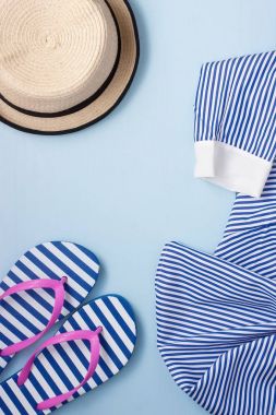 Ahşap tahta üzerinde plaj aksesuarları. Tatil ve seyahat öğeler, üstten görünüm