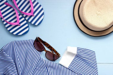 Ahşap tahta üzerinde plaj aksesuarları. Tatil ve seyahat öğeler, üstten görünüm