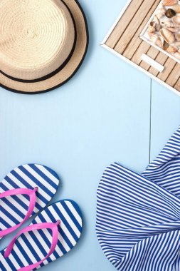 Hasır şapka ve moda şal. Tatil, gevşeme kavramı