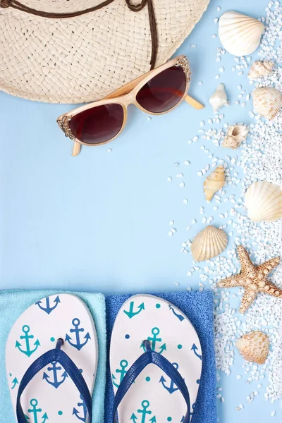 Toalla Playa Gafas Sol Sombrero Sobre Fondo Madera — Foto de Stock