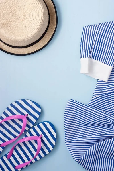 Ahşap tahta üzerinde plaj aksesuarları. Tatil ve seyahat öğeler, üstten görünüm