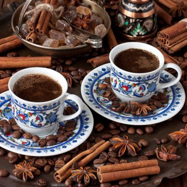 Doğu tatlılar ve kahve çekirdekleri ile kahve