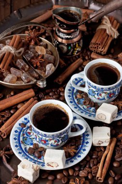 Turk bakır kahve pot ve kahve fincanı tepsi ile natürmort