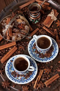  Bir fincan şekerli aromatik kahve.