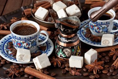 Turk bakır kahve pot ve kahve fincanı tepsi ile natürmort