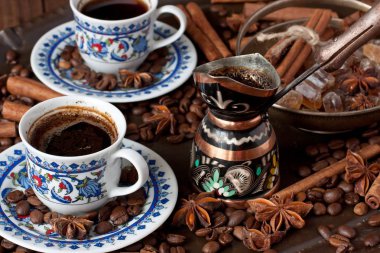 Turk bakır kahve pot ve kahve fincanı tepsi ile natürmort