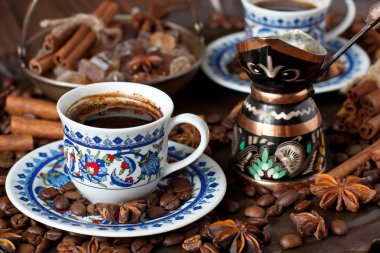 Turk bakır kahve pot ve kahve fincanı tepsi ile natürmort