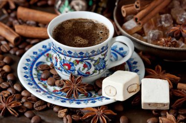  Bir fincan şekerli aromatik kahve.