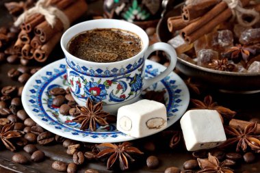 Doğu tatlılar ve kahve çekirdekleri ile kahve