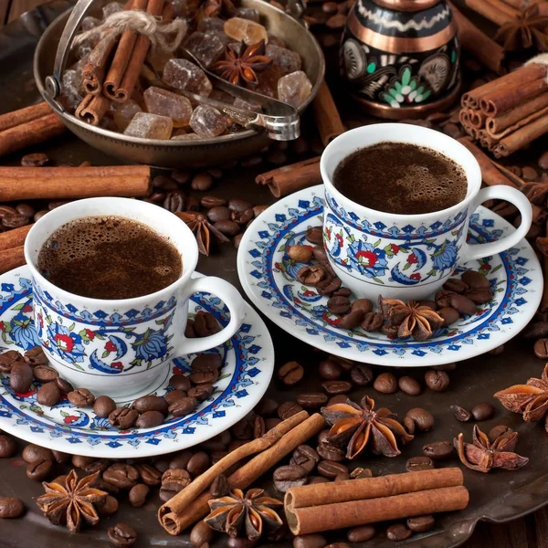 Doğu tatlılar ve kahve çekirdekleri ile kahve