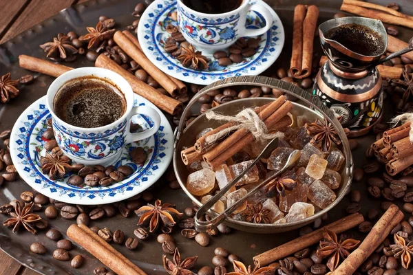  Bir fincan şekerli aromatik kahve.