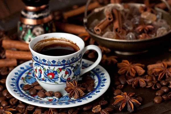  Bir fincan şekerli aromatik kahve.