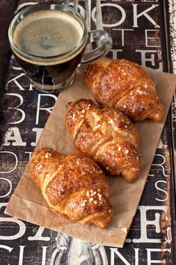 Ahşap antika masa günü kahvaltıda taze kruvasanlar