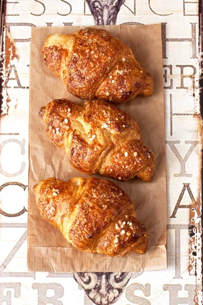 Deliciosos Croissants Sobre Una Vieja Mesa Madera — Foto de Stock